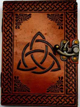 Triquetra Leather W- Latch