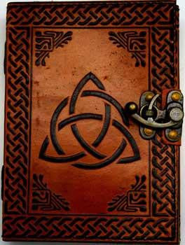 Triquetra Leather W- Latch
